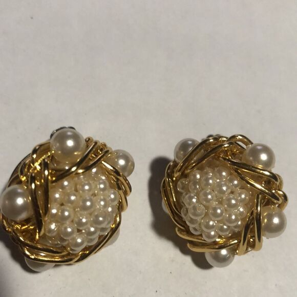 Vintage Gold Tone Faux Pearl‎ Clip On Earrings - Picture 3 of 6